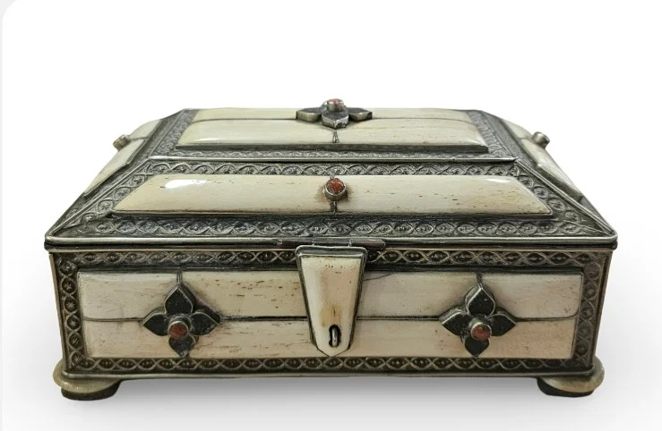 Caja tipo cofre oriental de placas de hueso de camello y metal labrado. Aplicaciones y embellecedores cabujón. — Other — Arce Auctions
