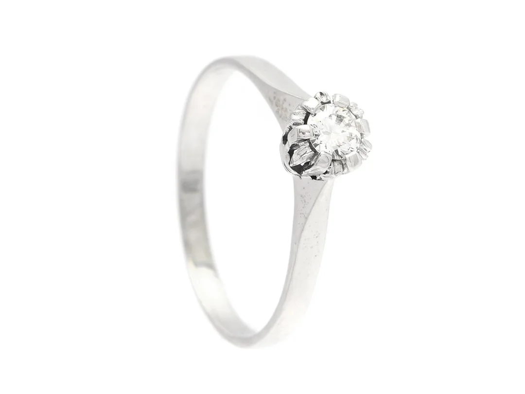 ENSTENSRING, 18K vitguld, briljantslipad diamant ca 0,23 ct, ca TW/skada, i övrigt små inneslutningar, stl 18,5 mm, vikt 2,5 g. — Smycken/Enstensring — Kaplans
