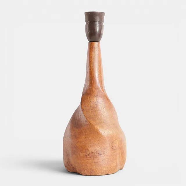 Bordlampe af massiv eg, antageligt dansk eller svensk formgiver. Signeret i bunden "AS". 1900-tallets midte.