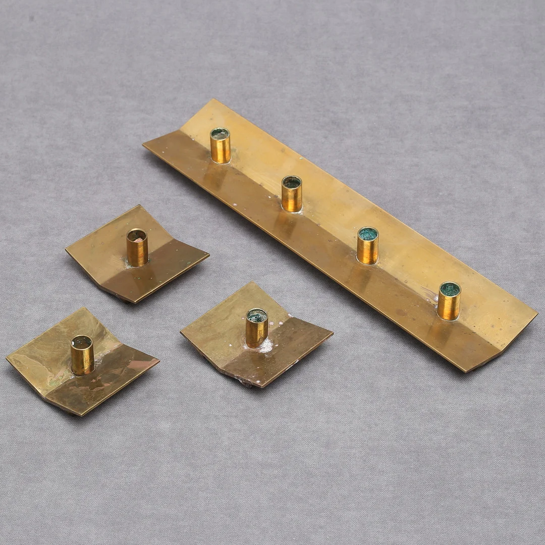 PIERRE FORSSELL. Ljusstakar, 4 st, mässing, "Profil", Skultuna. — Candlesticks — Auktionshuset Kolonn