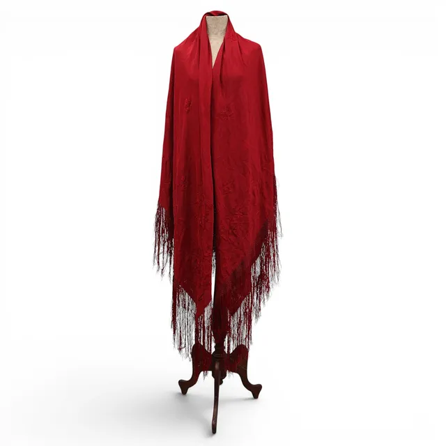 Emboridered Manila shawl in carmine silk, second third of the 20th Century.