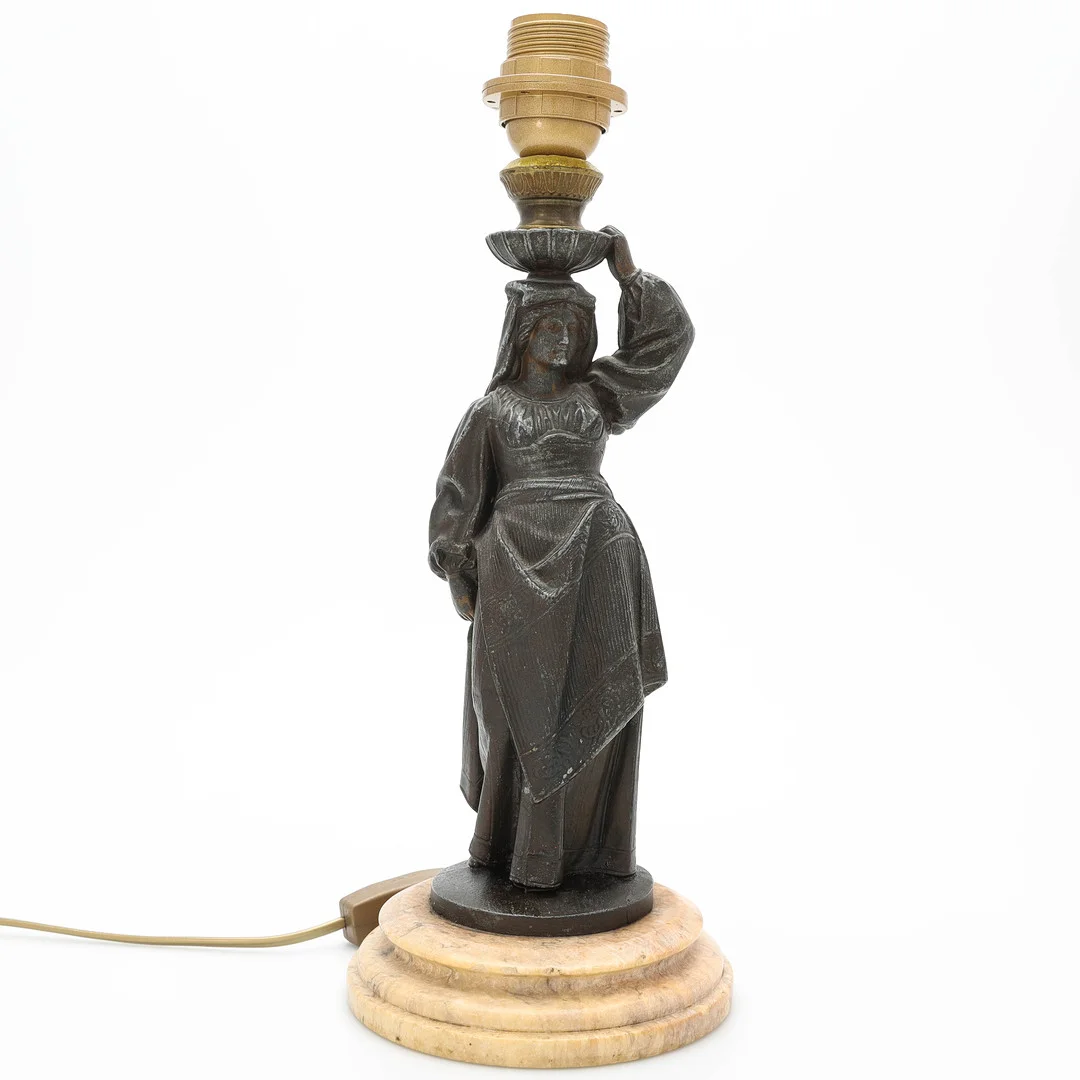 BORDSLAMPA, skulptur i form av en kvinna som bär vatten, bronserad metall sockel av marmor, 18/1900-tal. — Table Lamps — Auktionsmagasinet Vänersborg