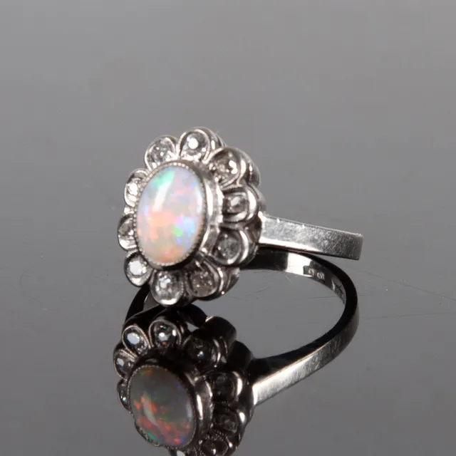 JOHAN PETTERSSON. RING 18K VITGULD. Stockholm 1966. Vitguld, briljantslipade diamanter och en cabochonslipad månsten.