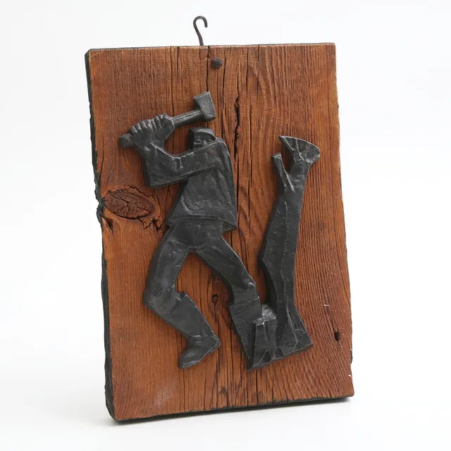 EUGEN KASK. Väggrelief, gjutjärn på träplatta, monogramsignerad.