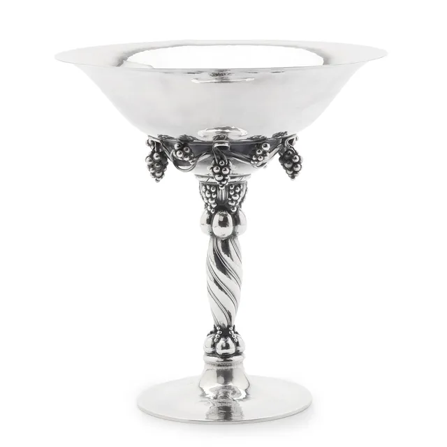 GEORG JENSEN (1866 -1935). Stor drueopsats af hammerslået sterlingsølv. dessin 264 A. Danmark ca 1918-1930.