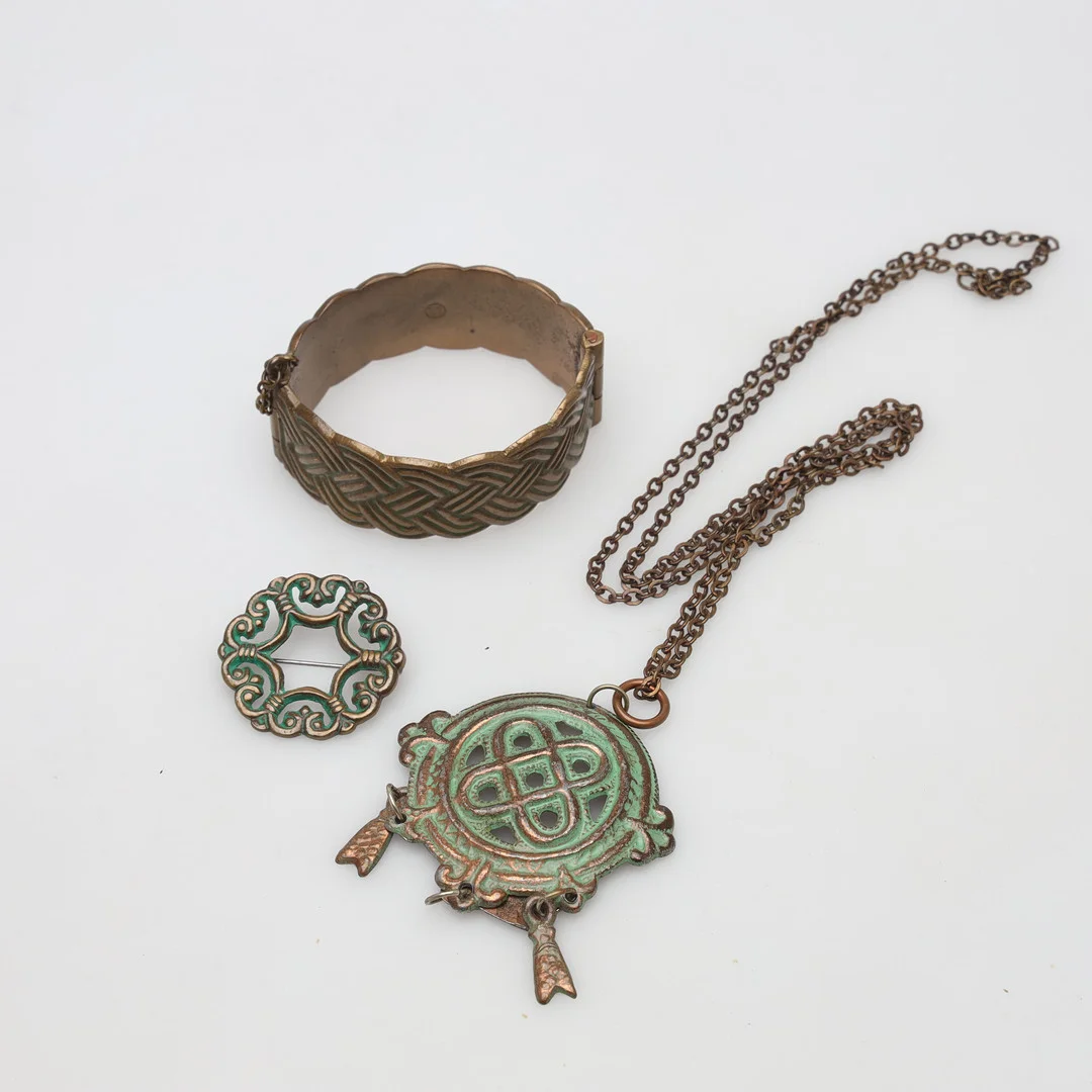 SMYCKEN, 3 delar, metall, bland annat Kalevala Koru. — Costume Jewellery — Borås Auktionshall