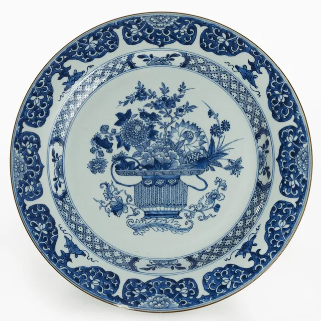 FAT, porslin, Kina, dekor i underglasyrblått av blomsterkorg, Qianlong (1736-1795).