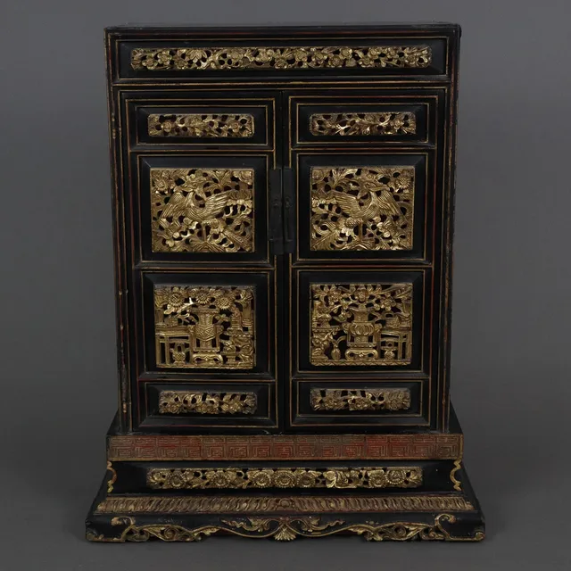 - Kleiner Schreinschrank - China, 19./20.Jh.