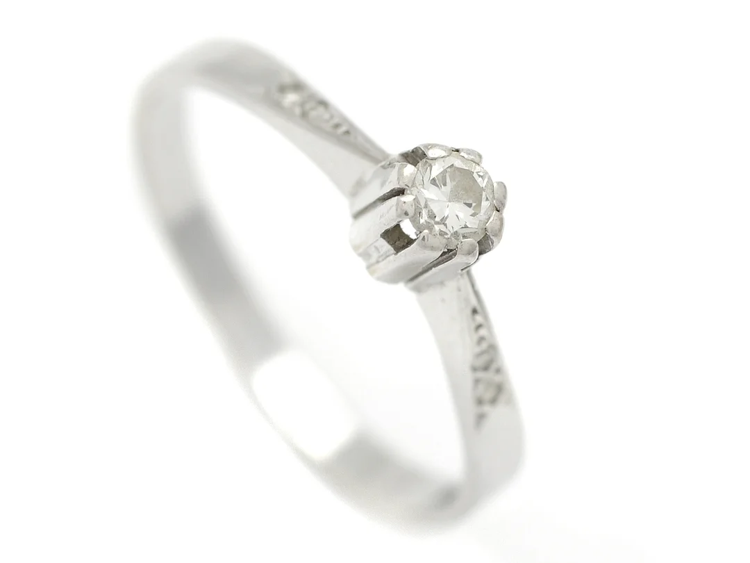 RING, 18K vitguld, briljantslipad diamant ca 0,13 ct, ca W/VS, nagg på rondisten, 4 mindre åttkantslipade diamanter, Juvel-Guld, Göteborg 1965, stl 17,75+ mm, vikt 2,5 g. — Smycken/Ring — Kaplans