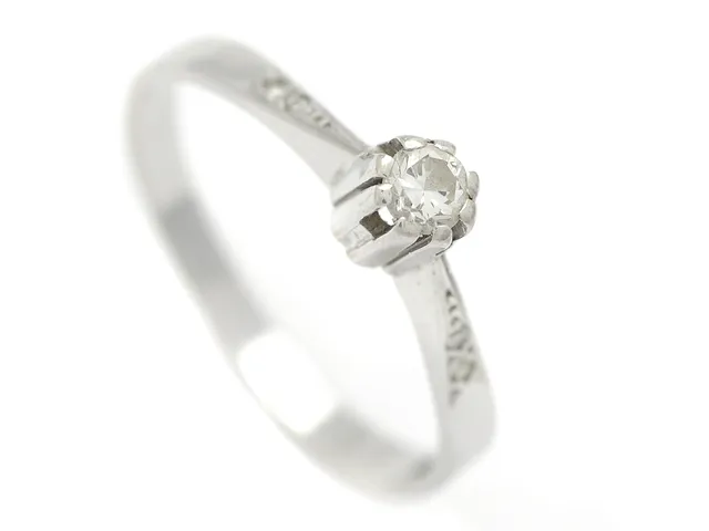 RING, 18K vitguld, briljantslipad diamant ca 0,13 ct, ca W/VS, nagg på rondisten, 4 mindre åttkantslipade diamanter, Juvel-Guld, Göteborg 1965, stl 17,75+ mm, vikt 2,5 g.