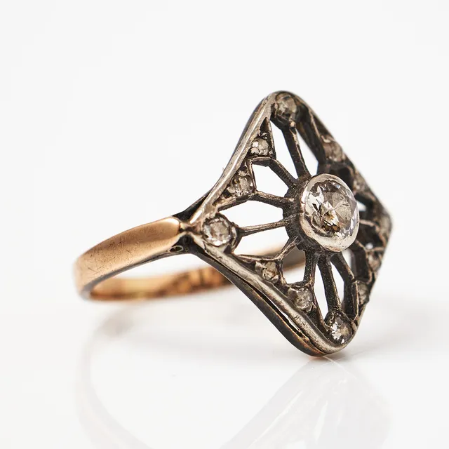 RING, 14 guld, gammalslipade diamanter i silvermontering, centersten ca 0,18 ct, 1900-talets första del.