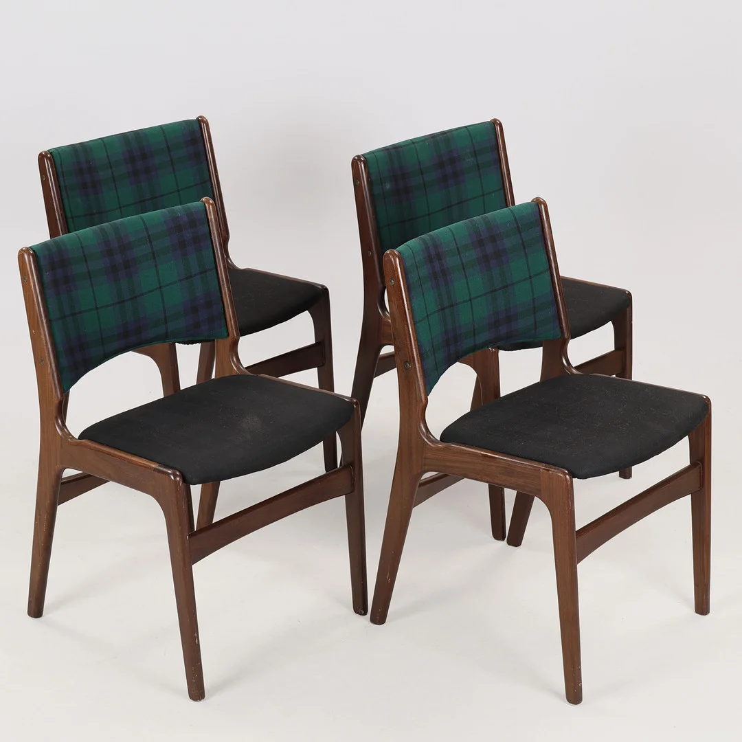 ERIK BUCH (1923–1982). Et sæt på fire spisebordstole af bejdset bøg, sæde og ryg betrukket med møbelstof, model nr. 89, Anderstrup Møbelfabrik, Danmark, 1960'erne, (4). — Armchairs & Chairs — Palsgaard Kunstauktioner