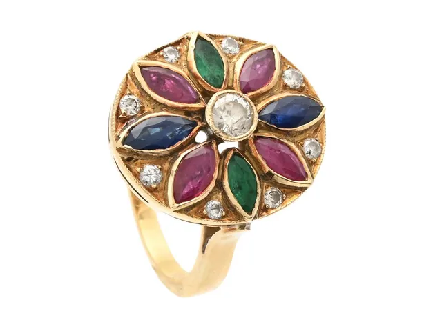 RING, 18K guld, safrer, rubiner, smaragder, 9 briljantslipade diamanater ca 0,30 ctv, ca W/P, stl 17 mm, vikt 6,7 g, nagg och skador.