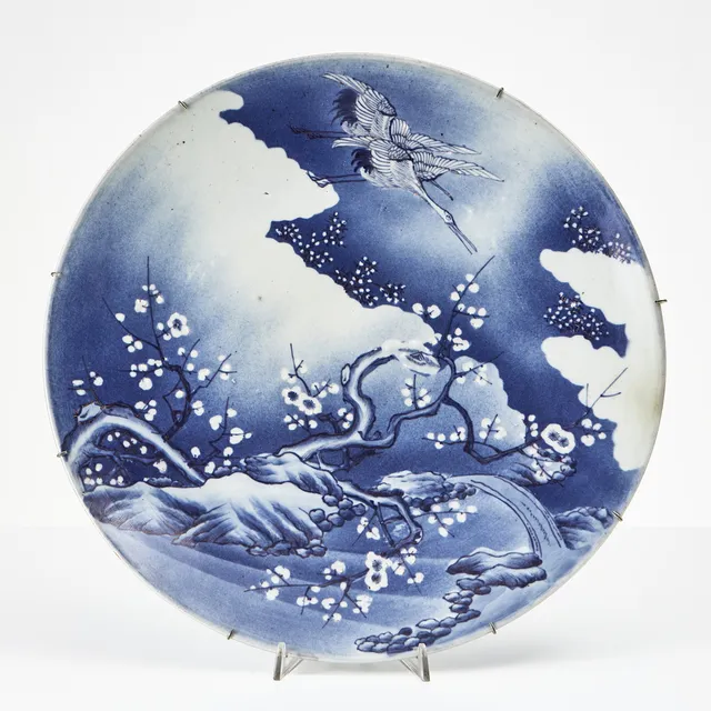 FAT, porslin, Japan, Meiji (1868-1912), dekor av tranor och prunus i underglasyrblått.