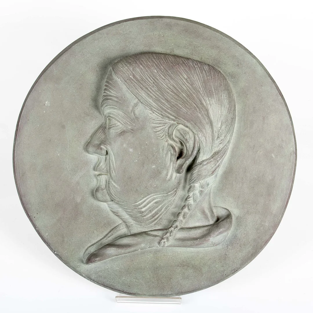 ANTON WAHLEDOW (1862-1923, KALMAR), väggmedaljong "Kvinna med fläta" 1886, patinerad gips. — Sculptures & Bronzes — Laholms Auktionskammare