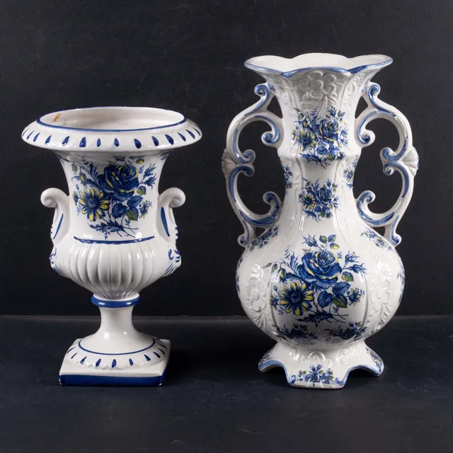 CAPODIMONTE, Italien, vas samt urna i porslin, floral dekor.