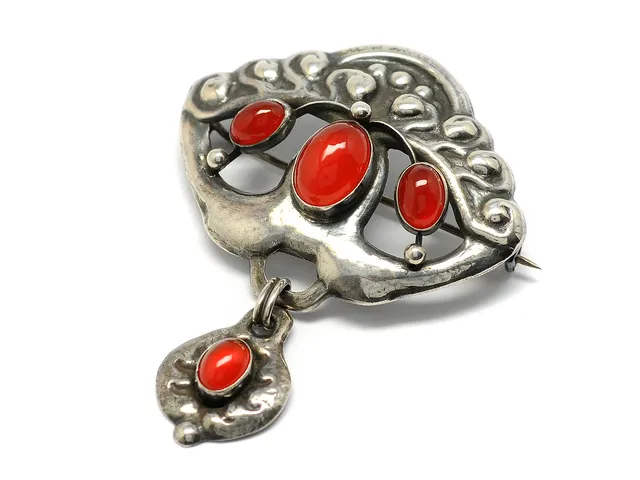 BROSCH, silver, 4 cabochonslipade karneoler, en kläpp, 6 x 5,5 cm, Jugend, svensk importstämpel.