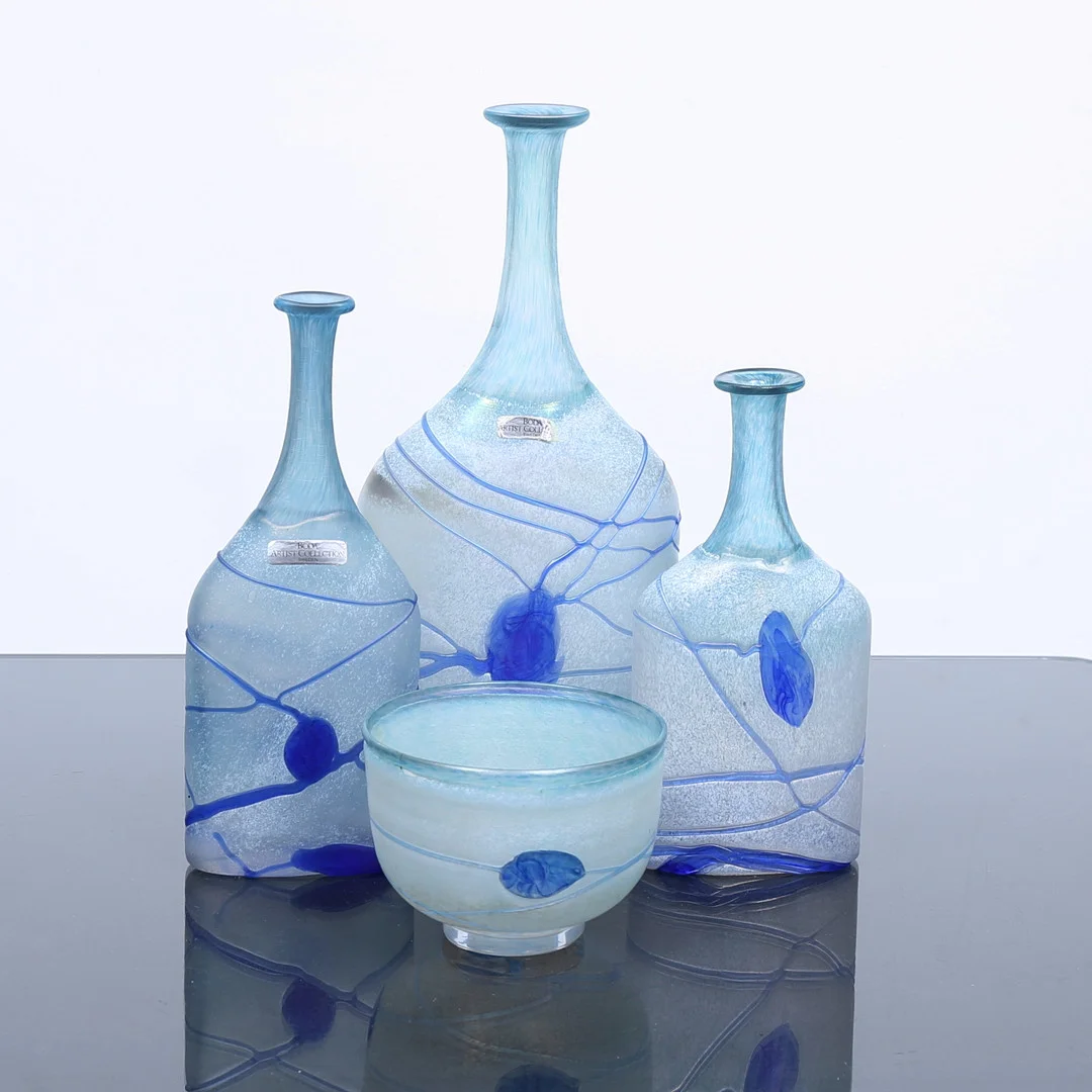 BERTIL VALLIEN. Vaser och skål, glas "Galaxy Blue", Kosta Boda, signerade. — Art glass — Auktionshuset Thelin & Johansson