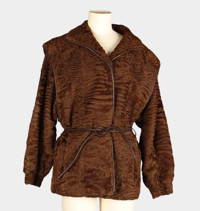Chaqueta en astracán marrón con adornos en piel.