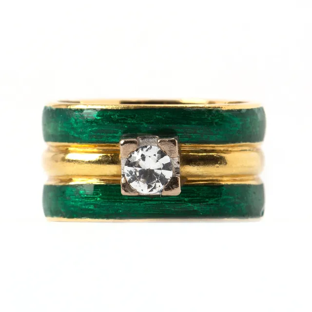 RING, 18K guld med grön emalj och vit sten.