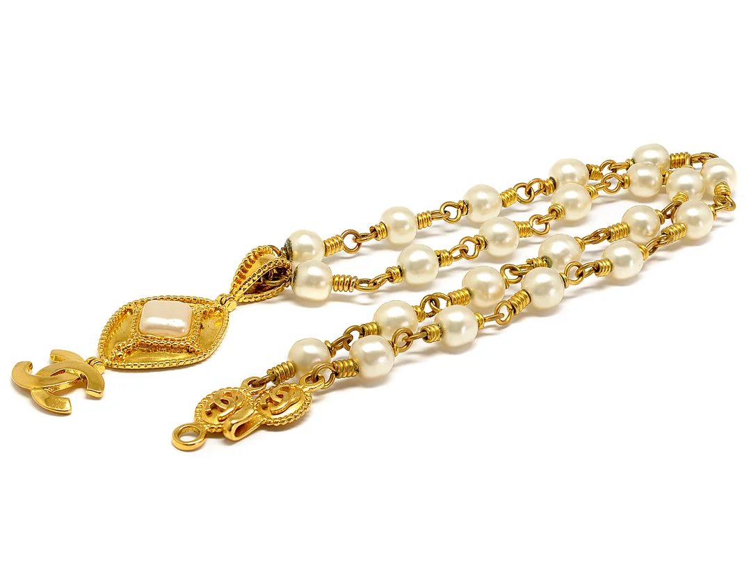 COLLIER, CHANEL, gulmetall med imitationspärlor, längd 76 cm, hänge längd 9 cm, (märkt chanel 96 A), originalask. — Smycken/Övriga — Kaplans