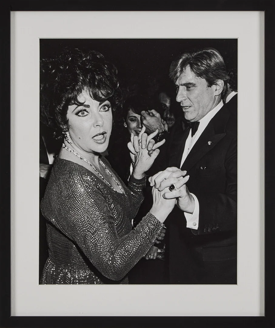 RON GALELLA. June 7, 1981: NYC, Elizabeth Taylor and John Warner. — Photography — Stockholms Auktionsverk Magasin 5