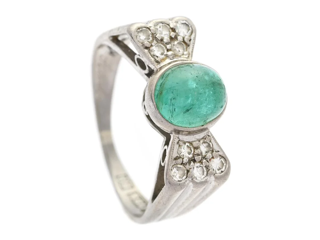 RING, 18K vitguld, cabochonslipad smaragd, 10 åttkantslipade diamanter ca 0,20 ctv, Engelbert, Stockholm 1955, stl 16,75 mm, vikt 5,0 g, storleksändrad. — Smycken/Ring — Kaplans
