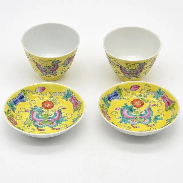 GELBE KOPPCHEN TASSEN-SET, FAMILLE ROSE, UM 1950, AUS JINGDEZHEN, CHINA.