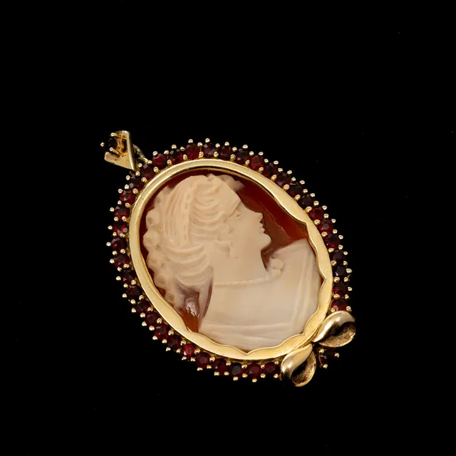 BROSCH/HÄNGE, Förgyllt sterlingsilver, Camé, Granater.