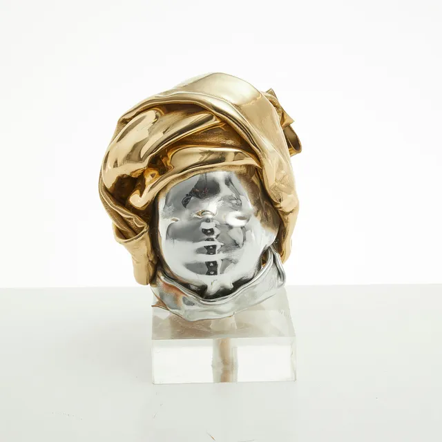 JAN NALIWAJKO. Skulptur i form av huvud, delvis målad plexi på plexi-sockel, denna med signatur Naliwajko.