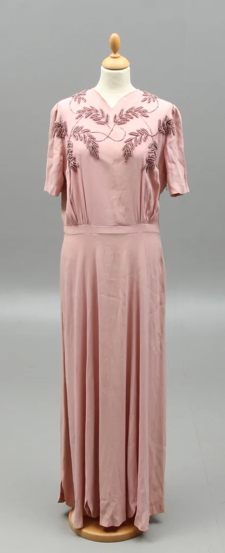 KLÄNNING, Franska Damskrädderiet Nordiska Kompaniet Stockholm. 1930/40-tal. — Vintage & Designer Fashion — Auktionshuset Kolonn