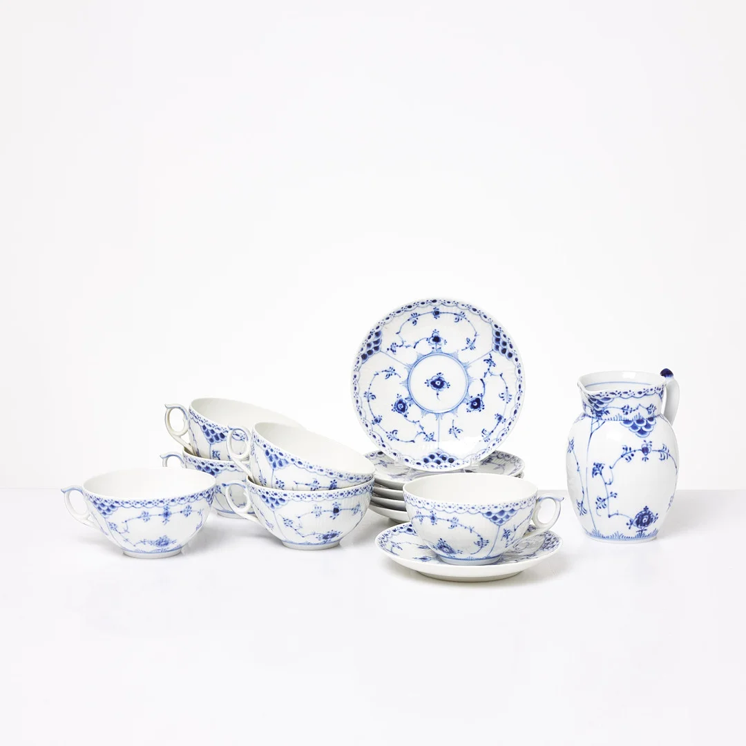 ROYAL COPENHAGEN. 7 dlr, "Musselmalet", halvblond, porslin, Danmark. — Tableware — Stockholms Auktionsverk Sickla