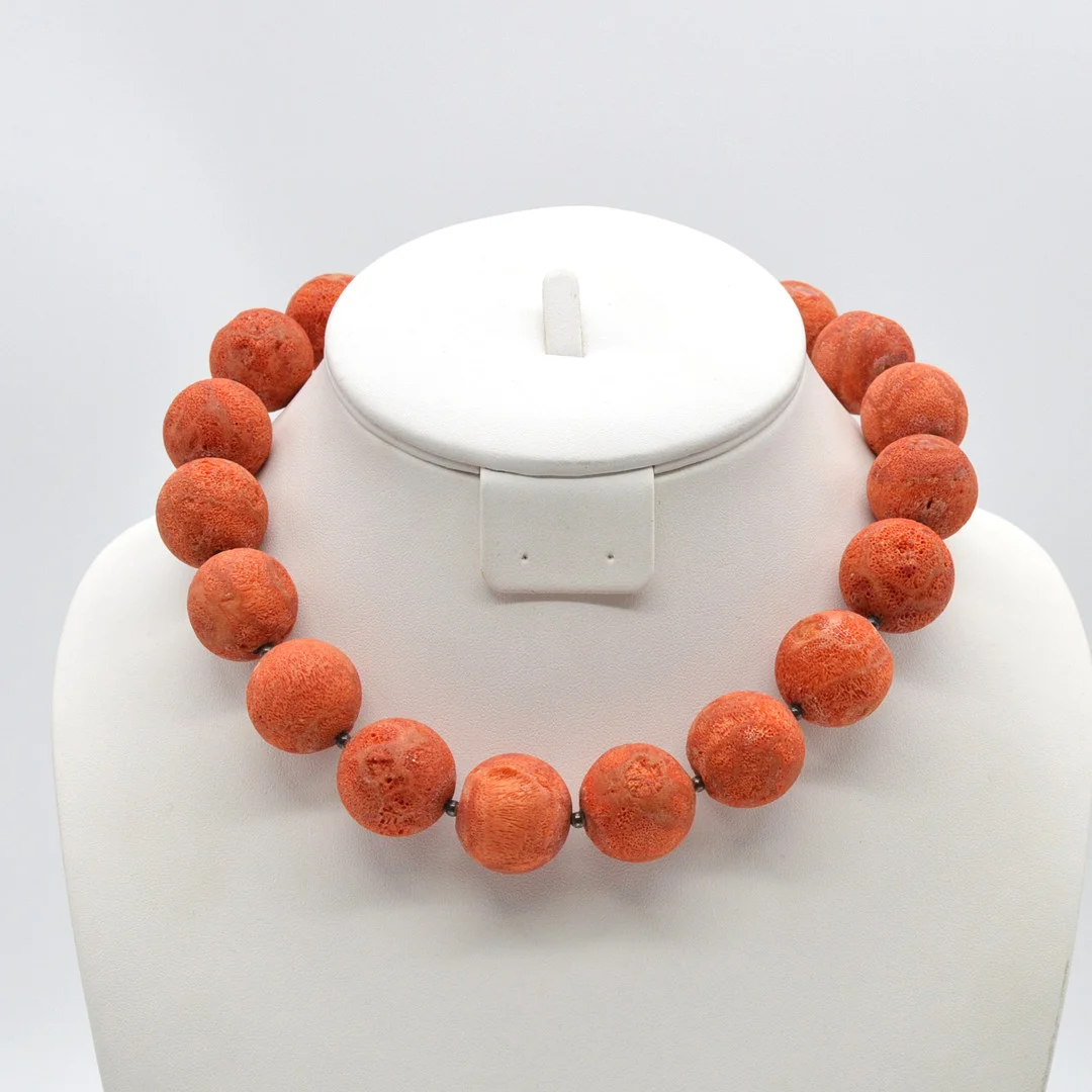 COLLIER AUS NATURBELASSENER SCHAUMKORALLE MIT VERSCHLUSS AUS STERLINGSILBER, CA. 40CM. — Necklace — Kunst- und Auktionshaus Kleinhenz