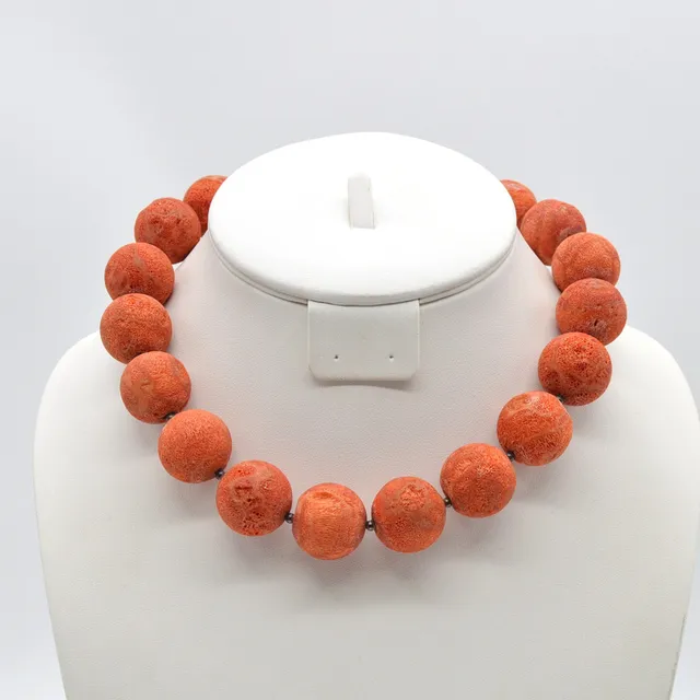 COLLIER AUS NATURBELASSENER SCHAUMKORALLE MIT VERSCHLUSS AUS STERLINGSILBER, CA. 40CM.