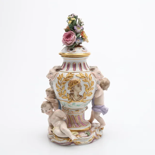 JOHANN JOACHIM KAENDLER. POTPURRIURNA, PORSLIN, MODELL 1628, MEISSEN, 1800-TALETS ANDRA HÄLFT.