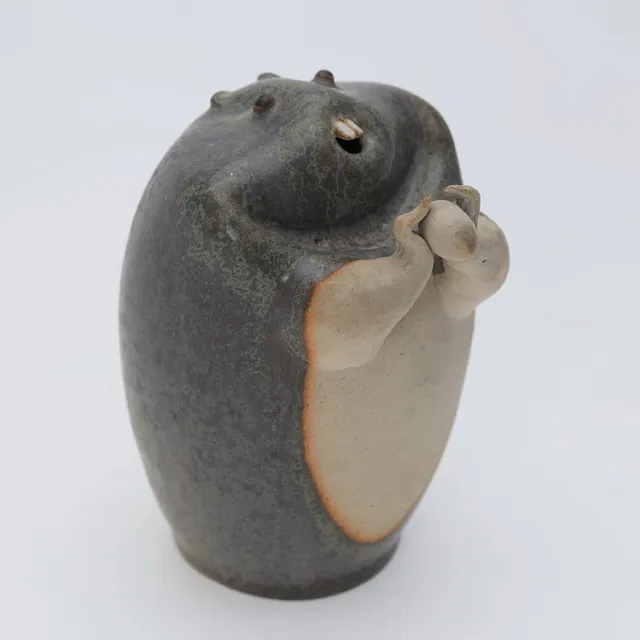 JACOB BANG (1932-2011). "Gnaver med nød", skulptur af delvist glaseret stentøj, Arne Bangs værksted, grøn, grå og beige glasur, Danmark.