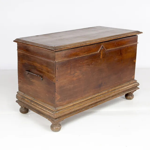 Swiss chest in probably walnut wood, last third of the 18th Century.