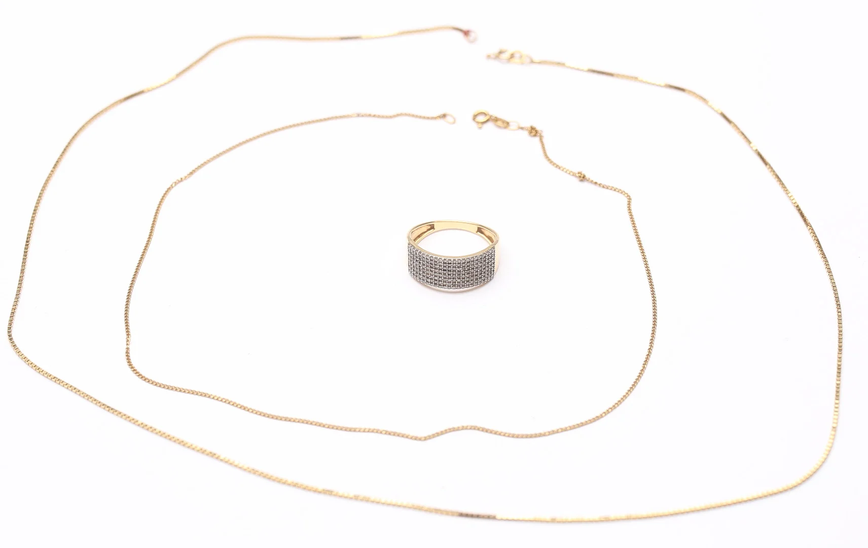 2 HALSKEDJOR samt EN RING med mindre diamanter, Guld, 18K, vikt cirka 10,6 gram. — Jewellery — Gomér & Andersson Linköping