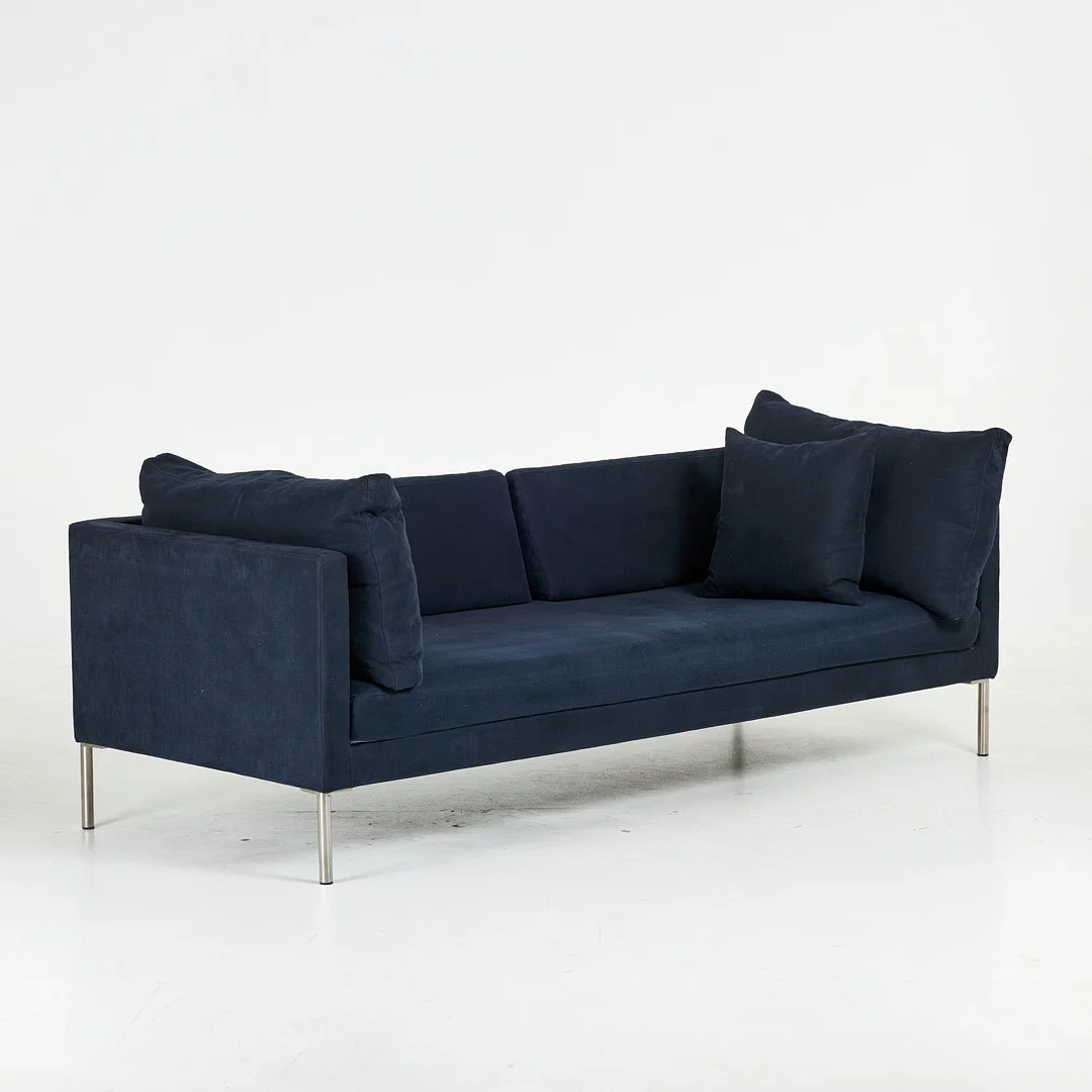 JENS JUUL EILERSEN. Soffa "Juul 701", marinblå textil, för Juul, lösa sittplymåer. — Sofas & Seatings — Stockholms Auktionsverk Sickla