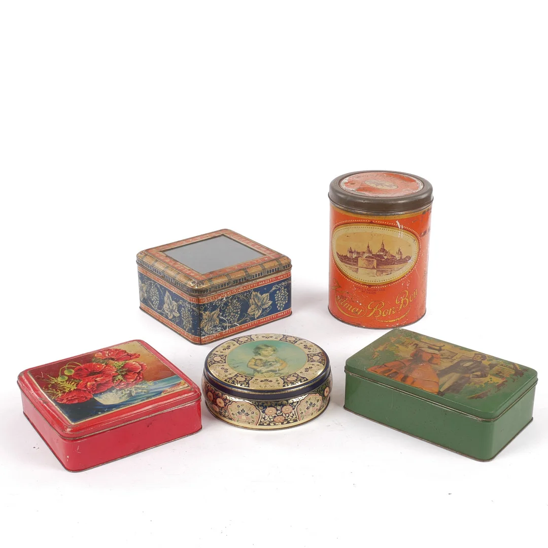 PLÅTBURKAR, 5 st, bla "Kalmar Bon Bon" och "Mazetti", 1900-tal. — Other collectables — Auktionsfirma Kenneth Svensson i Kalmar