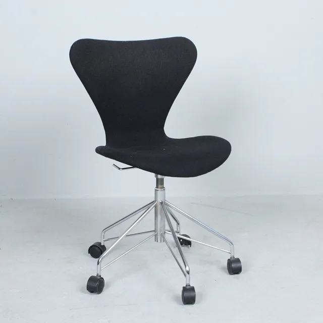 ARNE JACOBSEN. Fritz Hansen. Bürostuhl aus der 'Serie 7', Modell '3117', Dänemark, 1999.