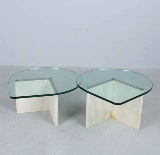 Zwei Couchtische / Coffeetable aus Travertin und Glas, Italien, 1980er Jahre.