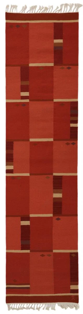 Handwoven wool runner in “rölakan” flatweave technique. Geometric pattern in shades of red. Signed Å. Made by Axeco. L. 300 cm. W. 76 cm. — Carpets & Rugs — Bruun Rasmussen