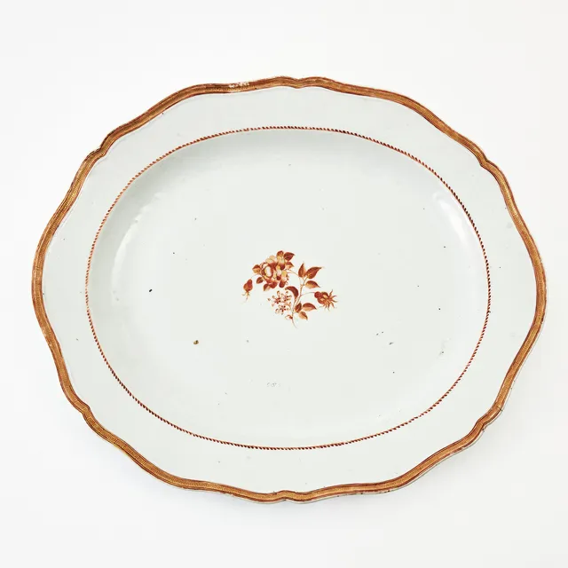 UPPLÄGGNINGSFAT, porslin, Kina, sen Qianlong (1736-1795), oval form, konturerad bräm, europeiserade dekor i järnoxid och guld.
