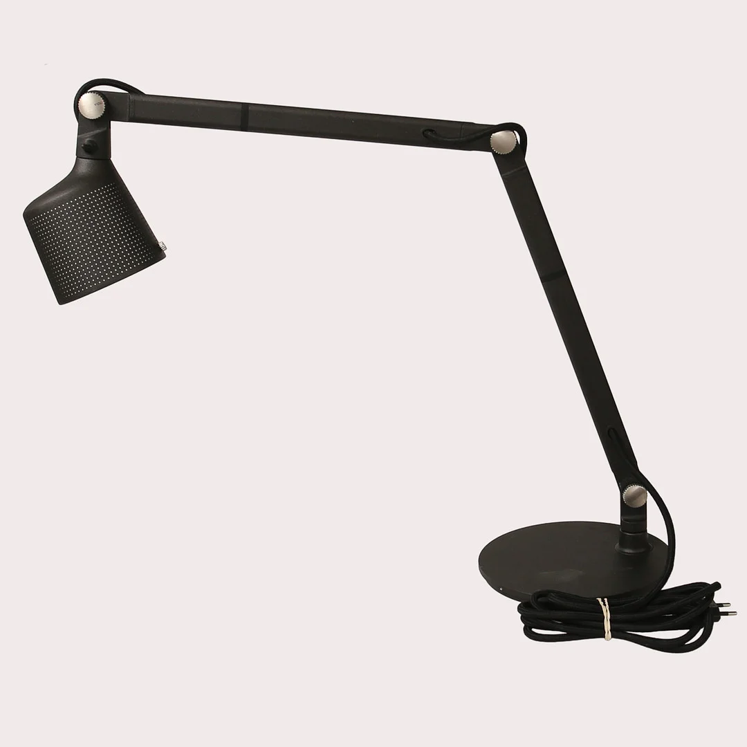SKRIVBORDSLAMPA "Vipp 521", design Morten Bo Jensen, pulverlackad aluminium , perforerad skärm och stålfot, Danmark. — Table Lamps — Limhamns Auktionsbyrå