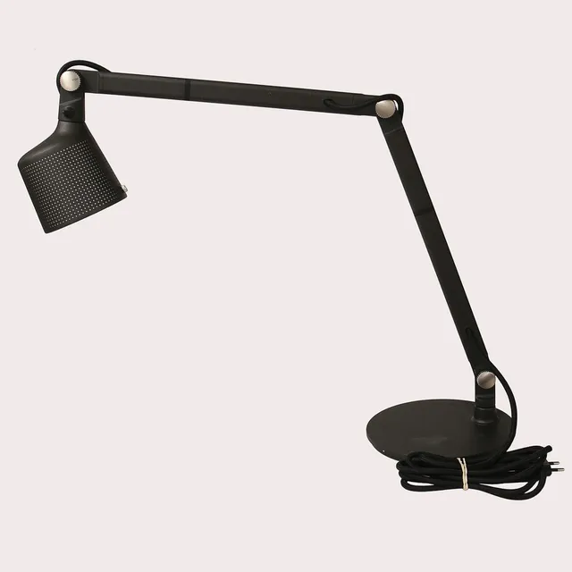 SKRIVBORDSLAMPA "Vipp 521", design Morten Bo Jensen, pulverlackad aluminium , perforerad skärm och stålfot, Danmark.