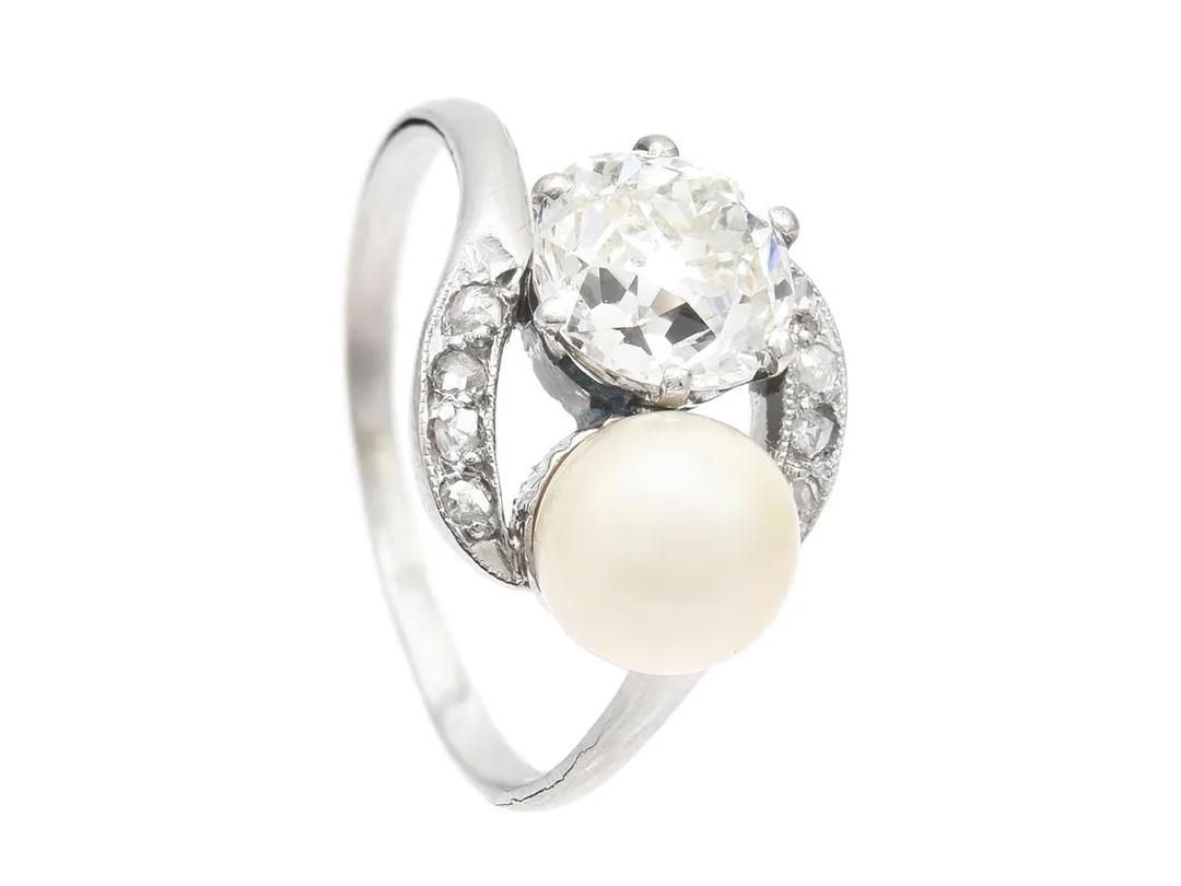 RING, platina, odlad pärla ca 6,5 mm, antikslipad diamant ca 1,30 ct, ca TCr(I)/SI1, rosenslipade diamanter, stl 16,5 mm, vikt 3,5 g, diamanten har liten skada och inverterad natural. — Smycken/Ring — Kaplans