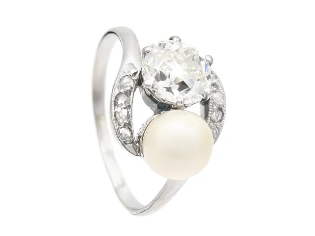 RING, platina, odlad pärla ca 6,5 mm, antikslipad diamant ca 1,30 ct, ca TCr(I)/SI1, rosenslipade diamanter, stl 16,5 mm, vikt 3,5 g, diamanten har liten skada och inverterad natural.