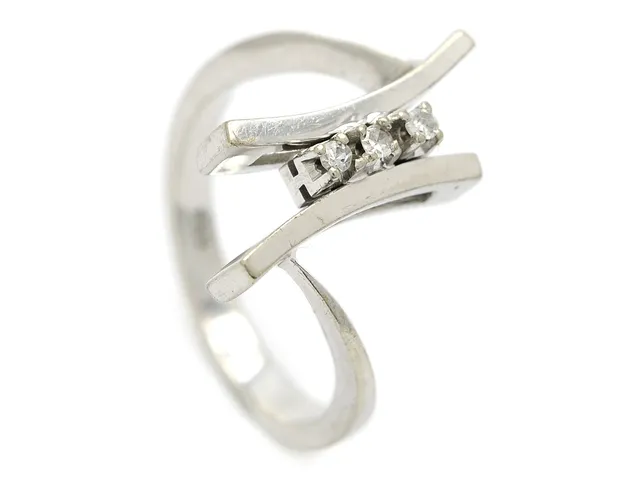 RING, 18K vitguld, 3 åttkantslipade diamanter ca 0,06 ctv, stl 17,5 mm, vikt 5,2 g.