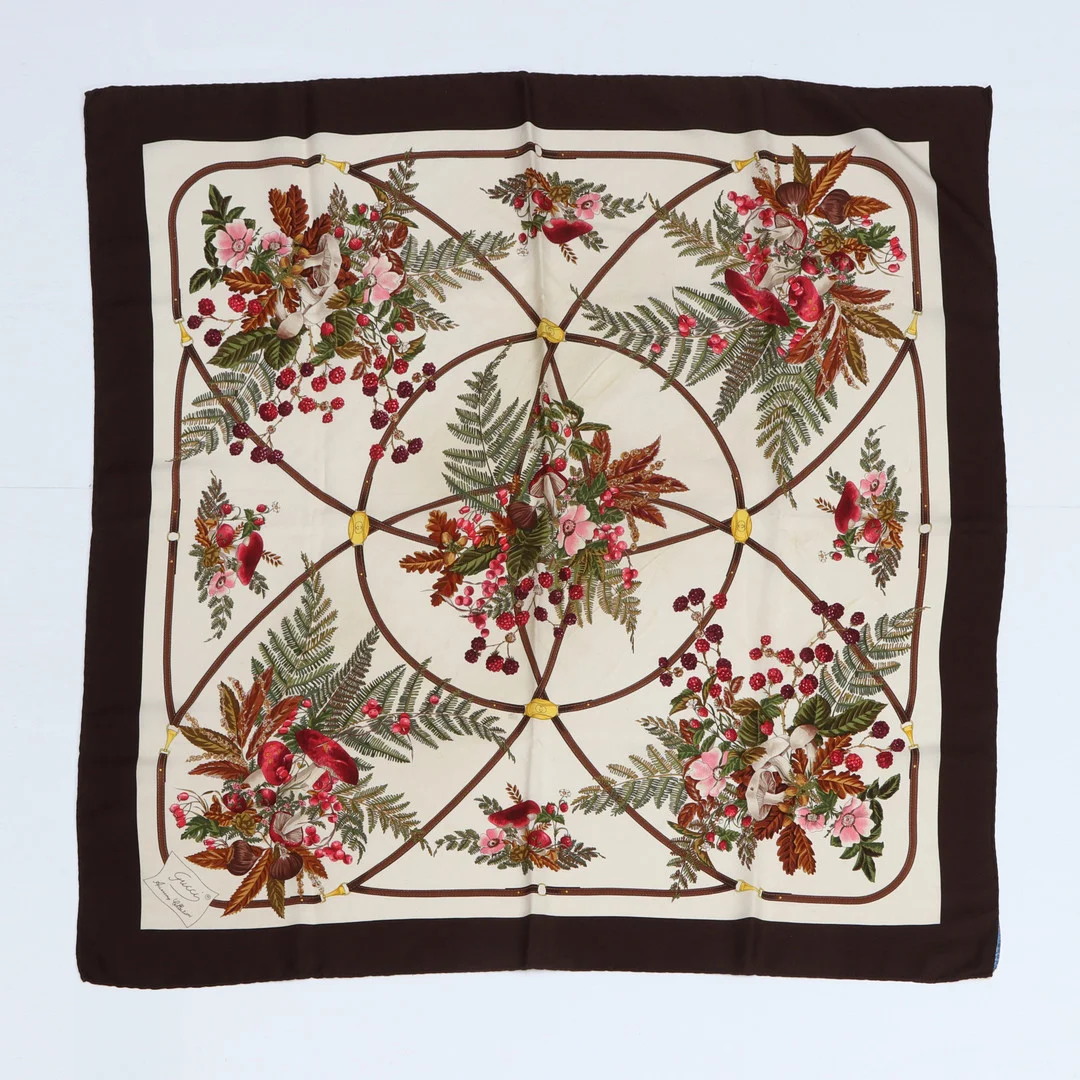 GUCCI, SCARF. Siden, dekor av skogens frukter. — Vintage & Designer Fashion — Skånes Auktionsverk